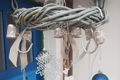 Weidenkranz und Türschmuck