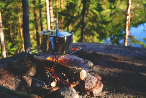 In der Natur unterwegs - was für den Outdoorurlaub unverzichtbar ist